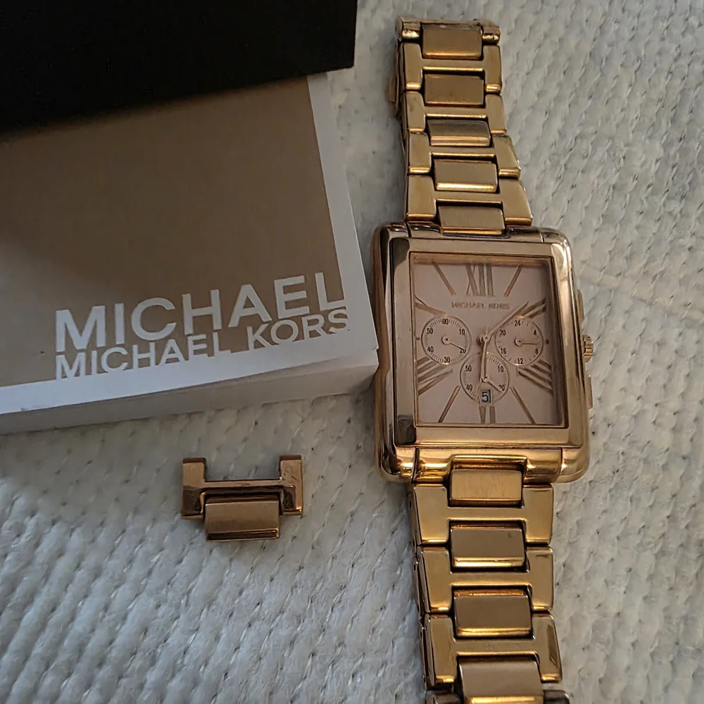 Michael Kors Rose Gold Watch - Picture 3 of 6